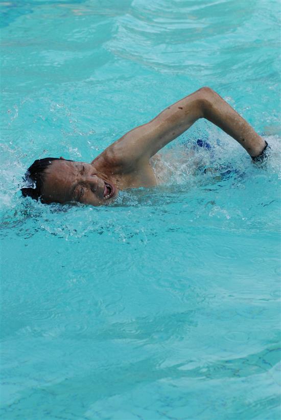 游泳是袁隆平的强项，他曾连续获得湖南省农科院游泳比赛的第一名。2007年7月30日，湖南长沙游泳馆，袁隆平能一口气从游泳池这头游到那头。
